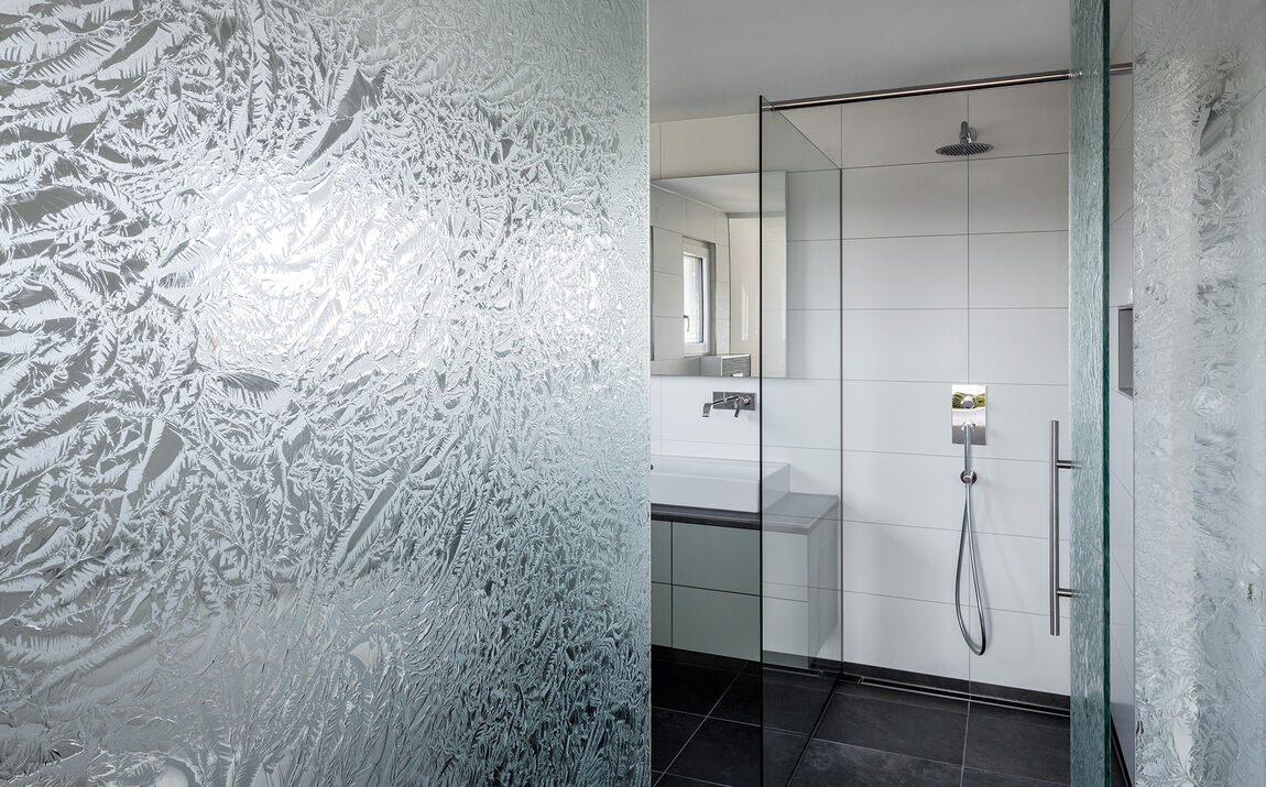 Dusche mit Eiskristallglas