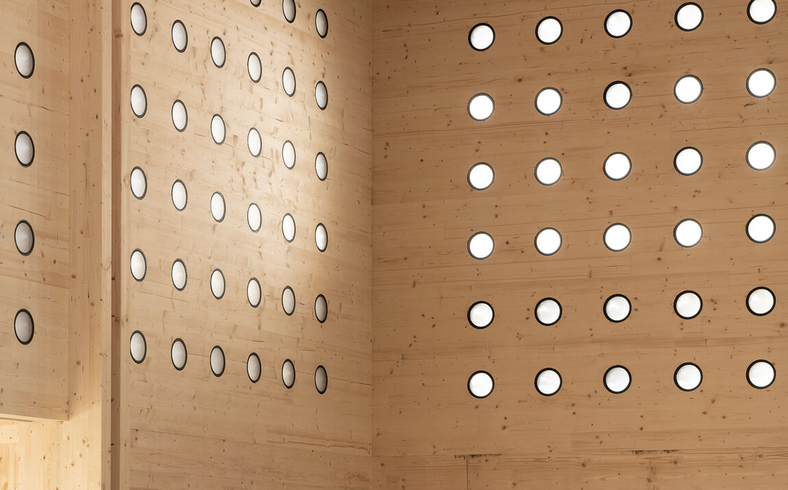 Viele kleine runde Isoliergläser bringen Tageslicht in den Kunstraum Kassel.