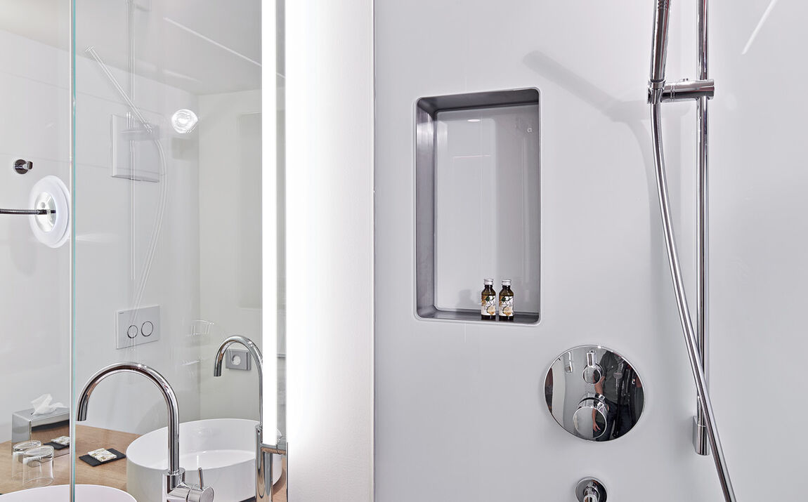Glaswand mit Utensilienablage Glaswand mit Utensilienablage