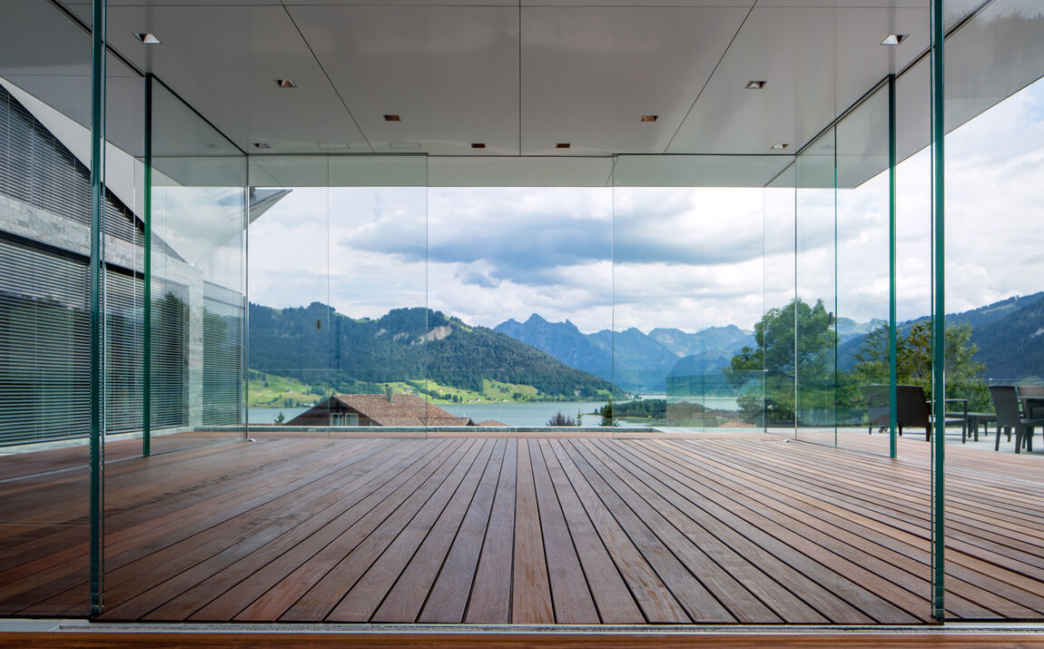 Pavillon mit Glaswänden und Holzboden