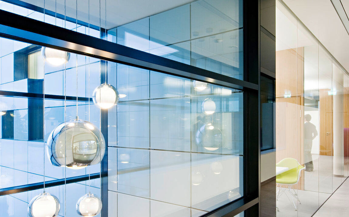 Bürogebäude mit UNIGLAS® GLASSICS-U RANDVERBUNDHALTER  Bürogebäude mit UNIGLAS® GLASSICS-U RANDVERBUNDHALTER