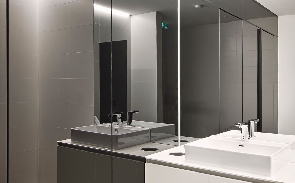 Schwarzes GM CABINMART® in der Raiffeisenbank Hard