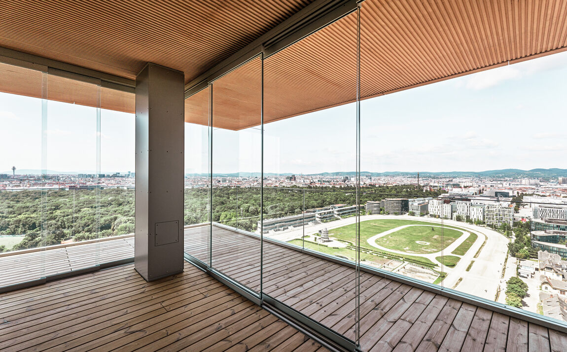 Glasgelaender Grünblick zu