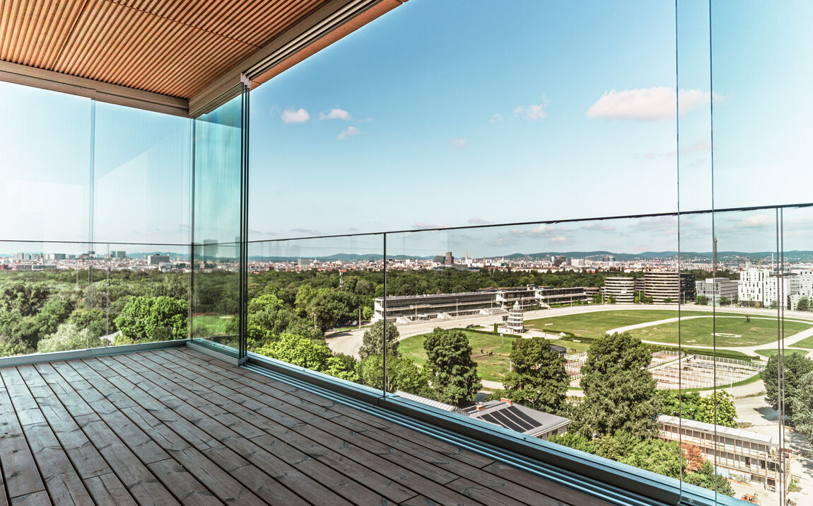 Glasgelaender Grünblick Wien
