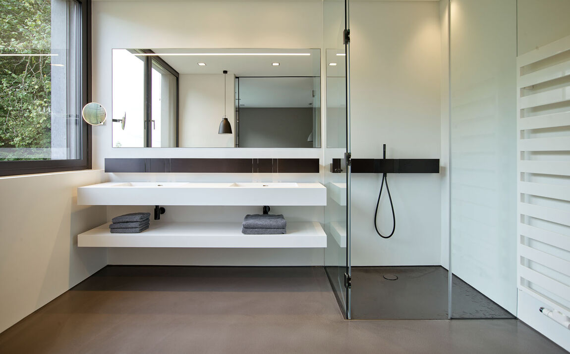 Badezimmer nach Maß: Spiegel und Dusche von Glas Marte aus Bregenz