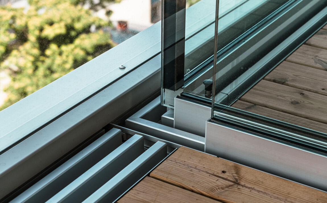 Glasgelaender_ GM RAILING_IneinemProfil_Gruenblick_wien-bildszene (48)