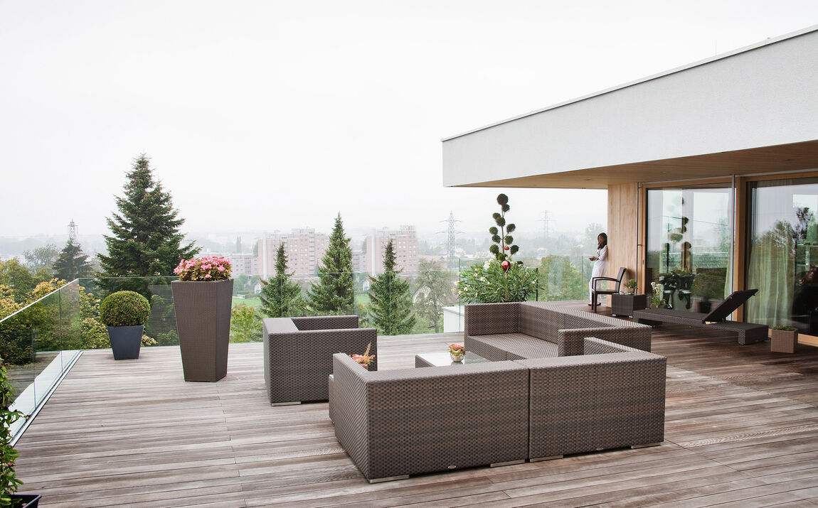 Terrasse mit gläserner Absturzsicherung Terrasse mit gläserner Absturzsicherung