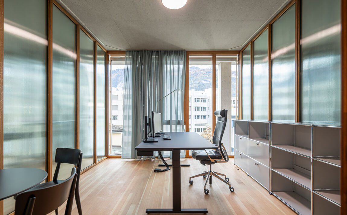 Flachglas-gmornamentglas-trennwaende-obergericht-chur-ingorasp  (2)