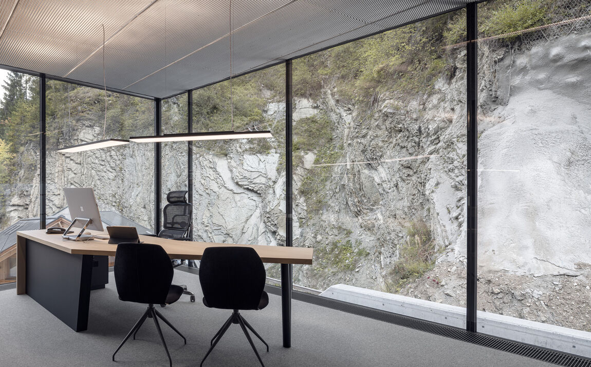 Büro mit schwarzen Fensterrahmen