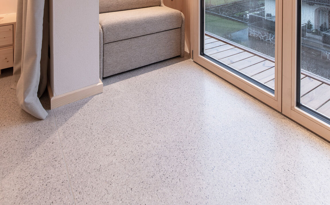 Hotelzimmer im Mari Pop mit Glasgeländer am vorgelagerten Balkon Hotelzimmer im Mari Pop mit Glasgeländer am vorgelagerten Balkon