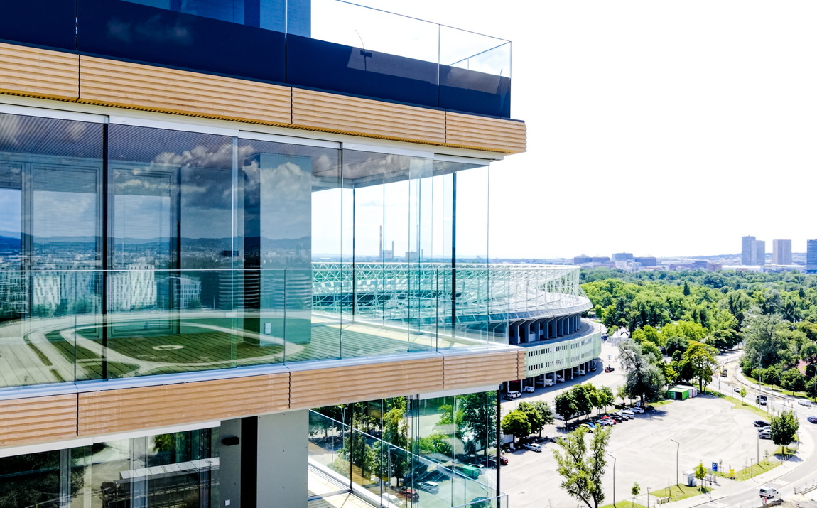 Glasgelaender mit Stadion