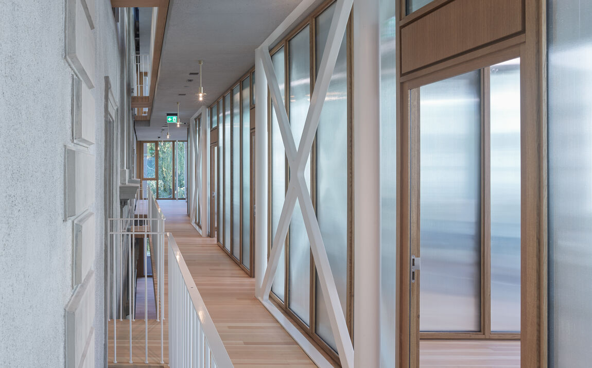 isolierglas-ornamentglas-trennwaende-obergericht-chur-adrianscheidegger (1)