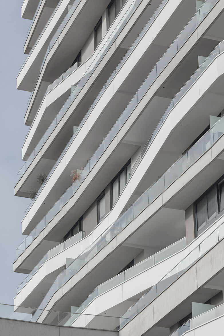 Dynamisch gestaltete Hausfassade mit GM RAILING® Glasgeländern  