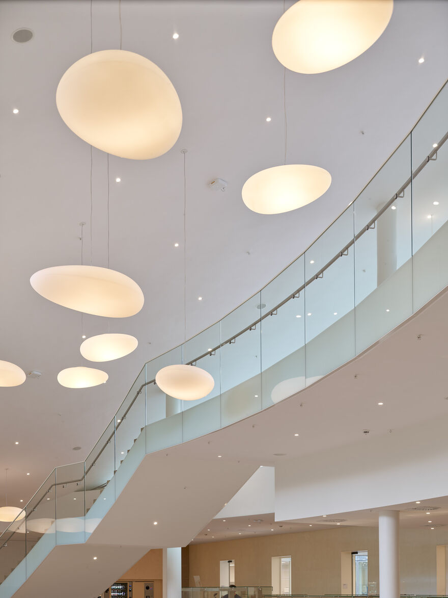 Hell, offen, weiträumig: Mensa in Heilbronn mit Glas Marte Glasgeländern