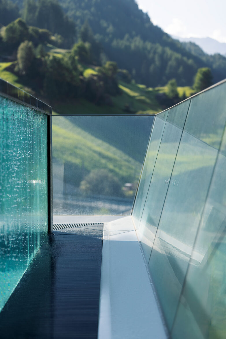 glasgelaender-gm railing uni-ganzglasgelaender poolverglasung-hotel-soelden-manuel paul(4)