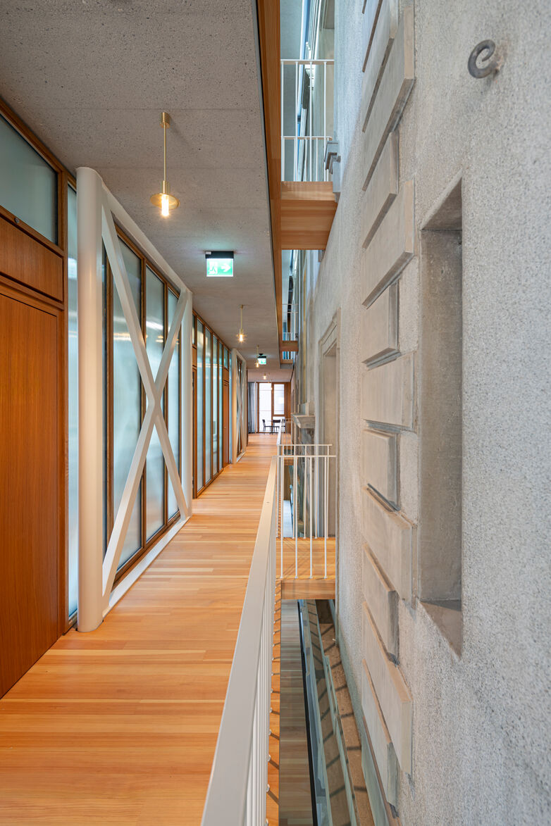 Flachglas-gmornamentglas-trennwaende-obergericht-chur-ingorasp  (1)