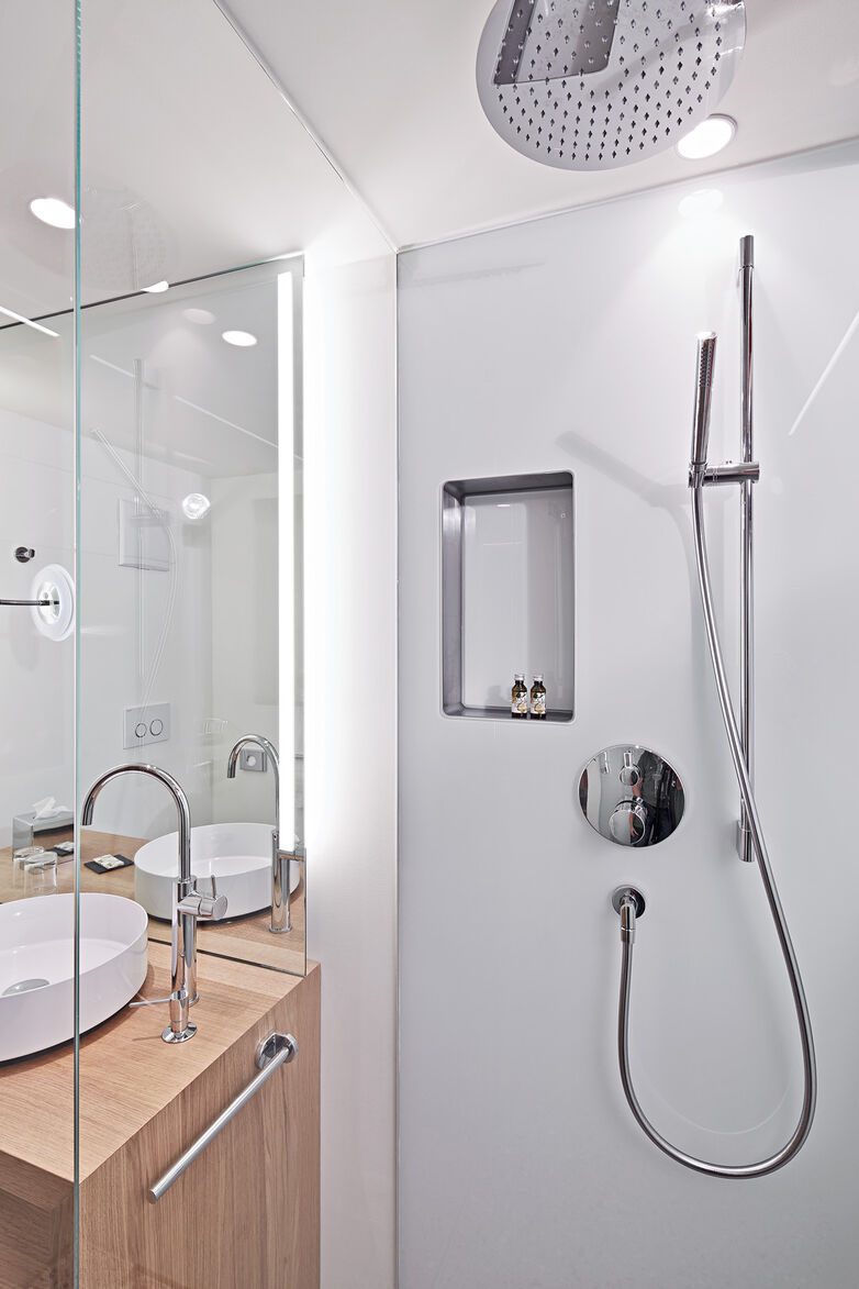 Glaswand mit Utensilienablage