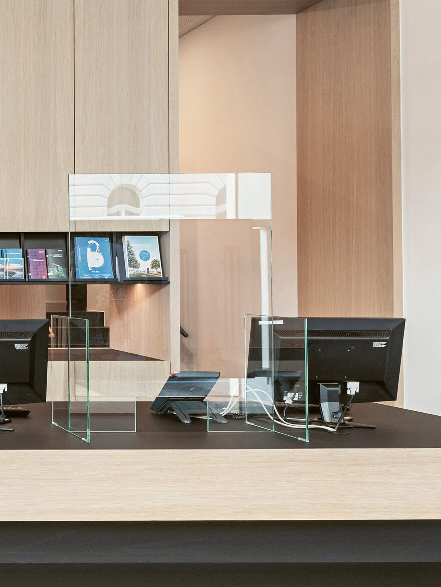 Glas-Trennwand mit Durchreiche