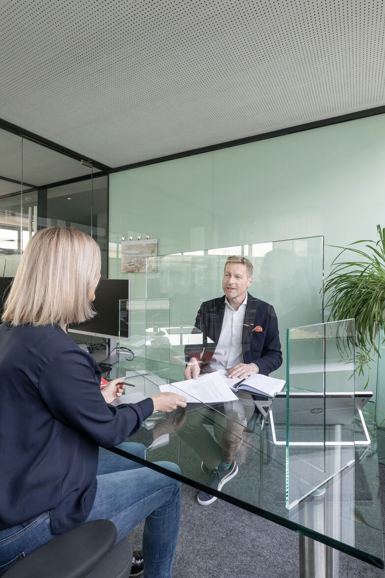 Glasschutz mit Durchreiche