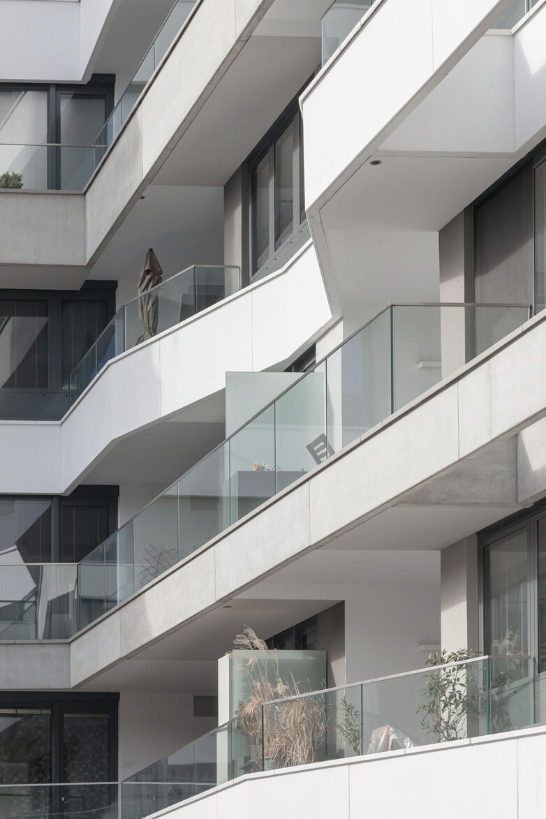 Mehrstöckiges Wohnhaus mit Glasgeländer-Balkonen in Frankfurt