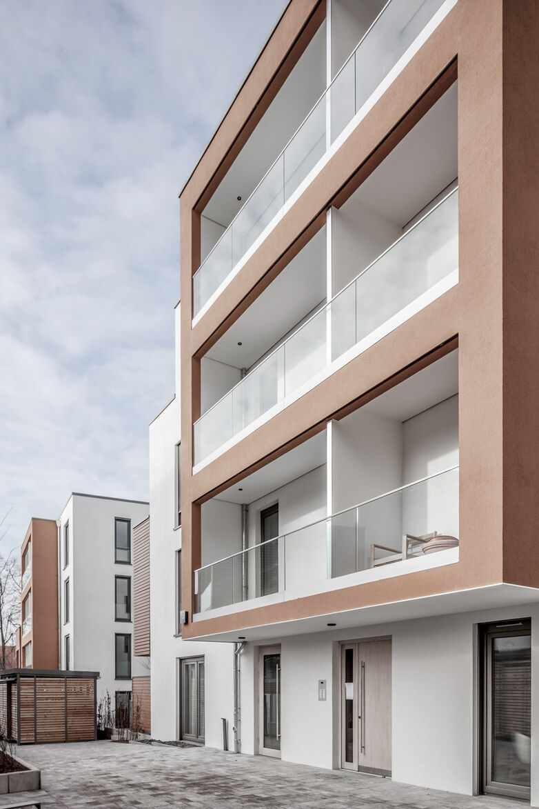 Moderne Wohnanlage mit GM RAILING® UNI PART