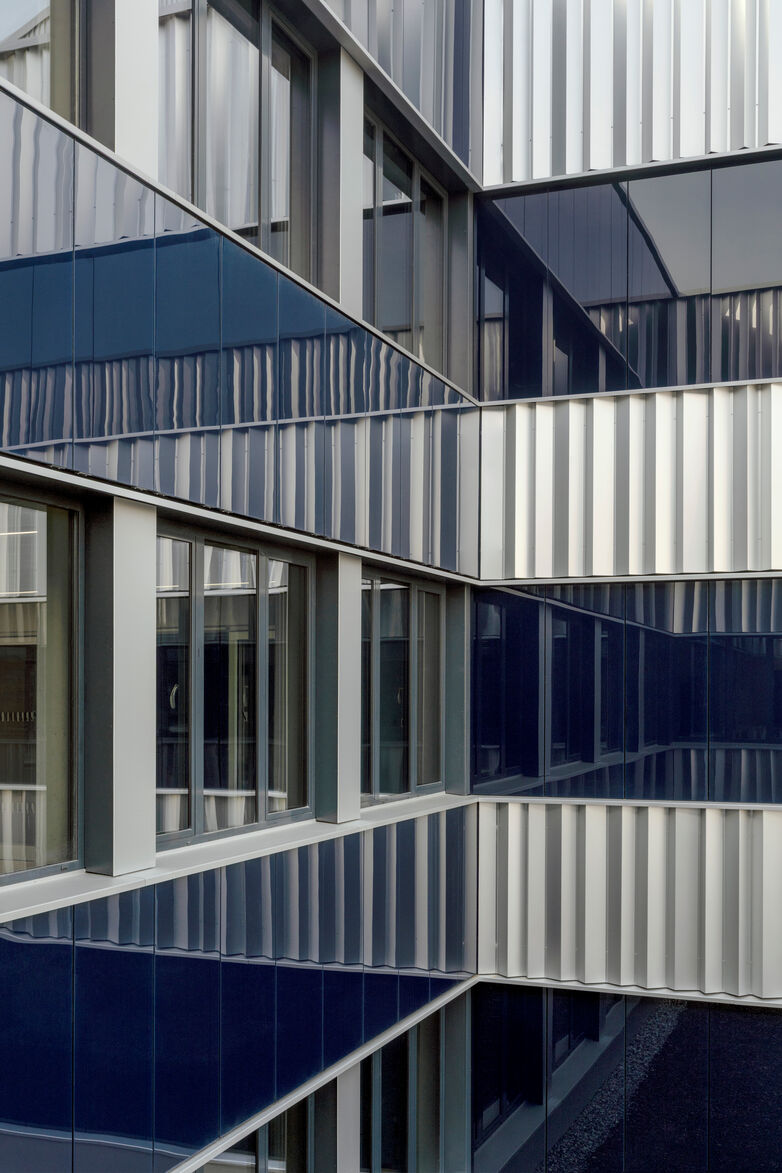 glasmarte-gmglassics-vorgehängtefassade-zollhochschule-rostock-janbitter (2)