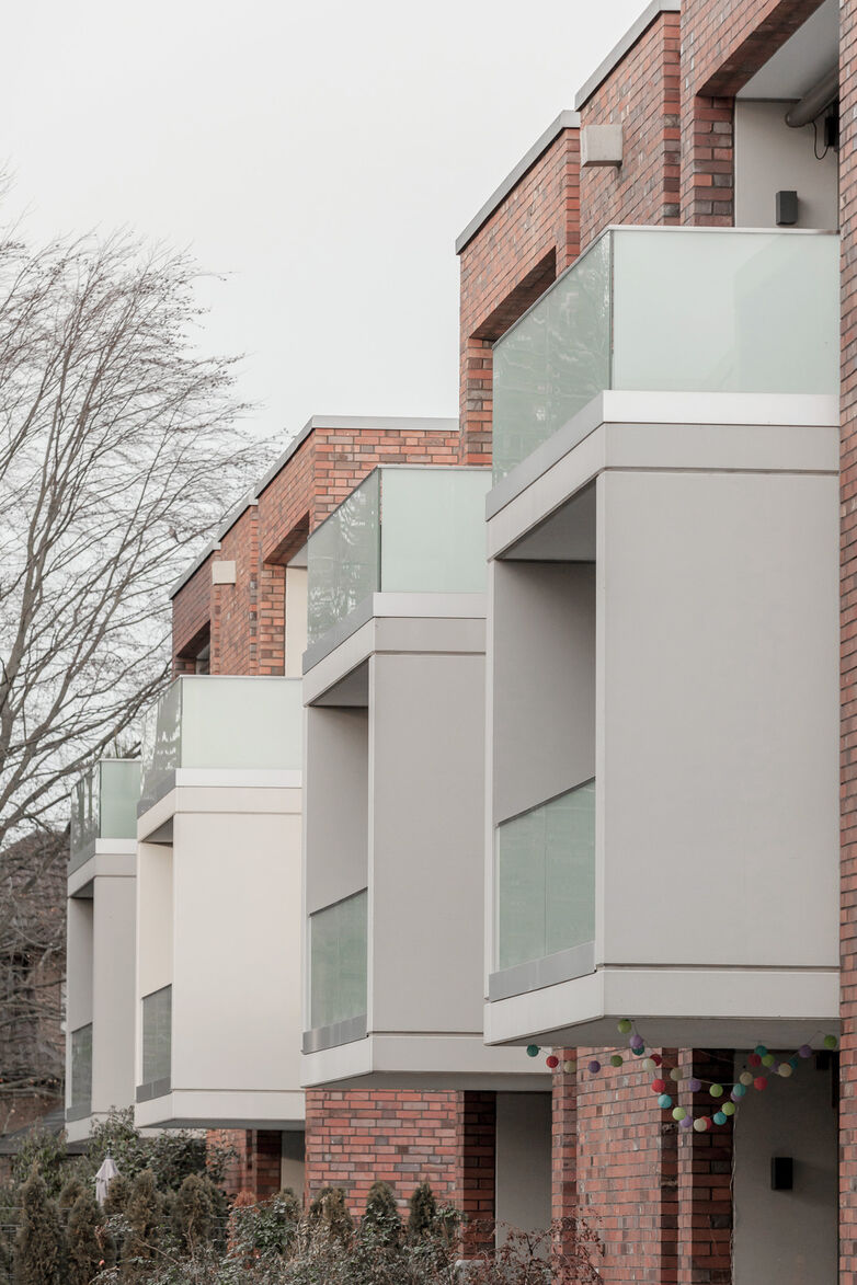 Glasgeländer GM RAILING® DOUBLE sichert Balkone in Frechen