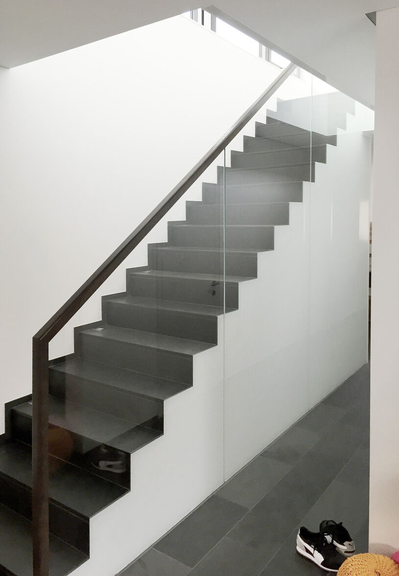 Treppe mit flächenbündigem Glasgeländer GM RAILING® PLAN in einem Einfamilienhaus