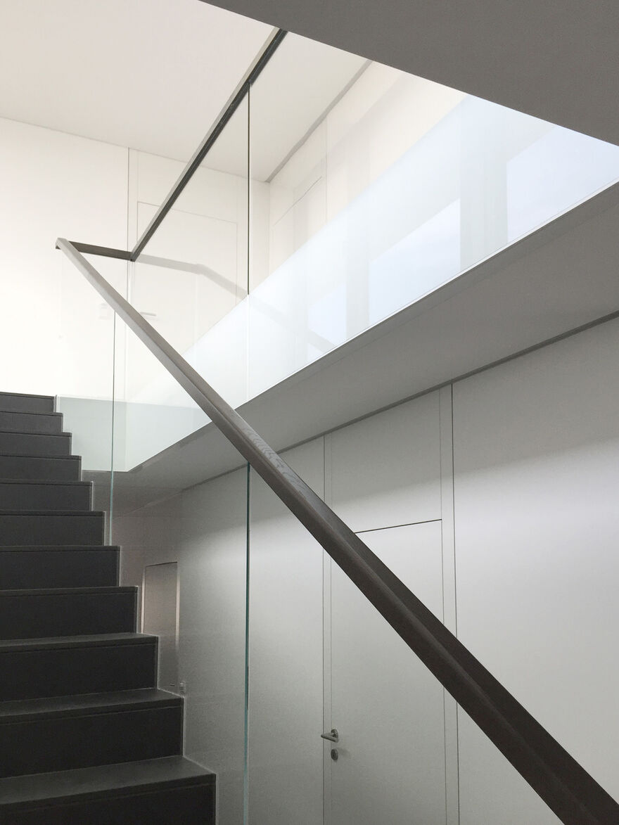 Treppenhaus im Einfamilienhaus gesichert durch GM RAILING® PLAN