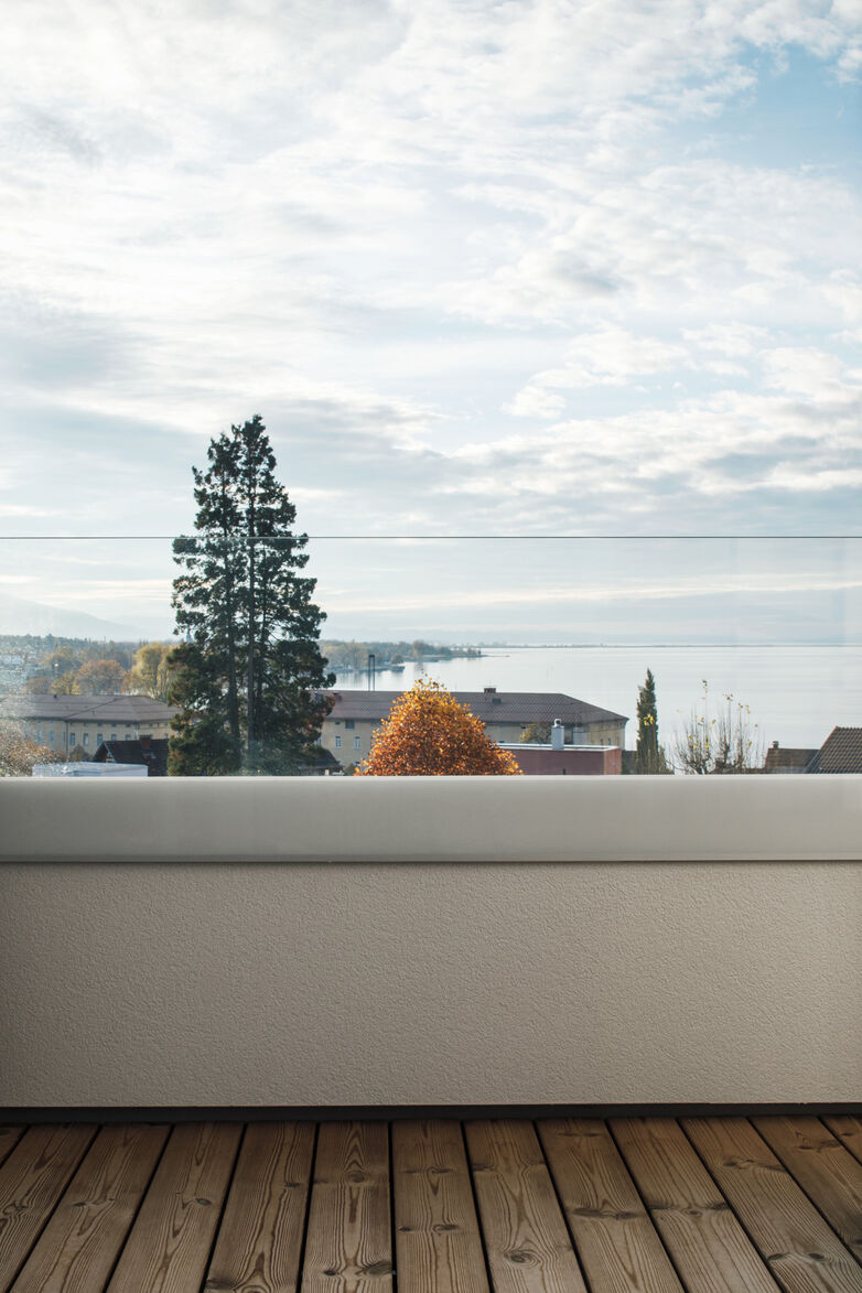 GM RAILING® FRONT: für eine transparente Erhöhung der Brüstung