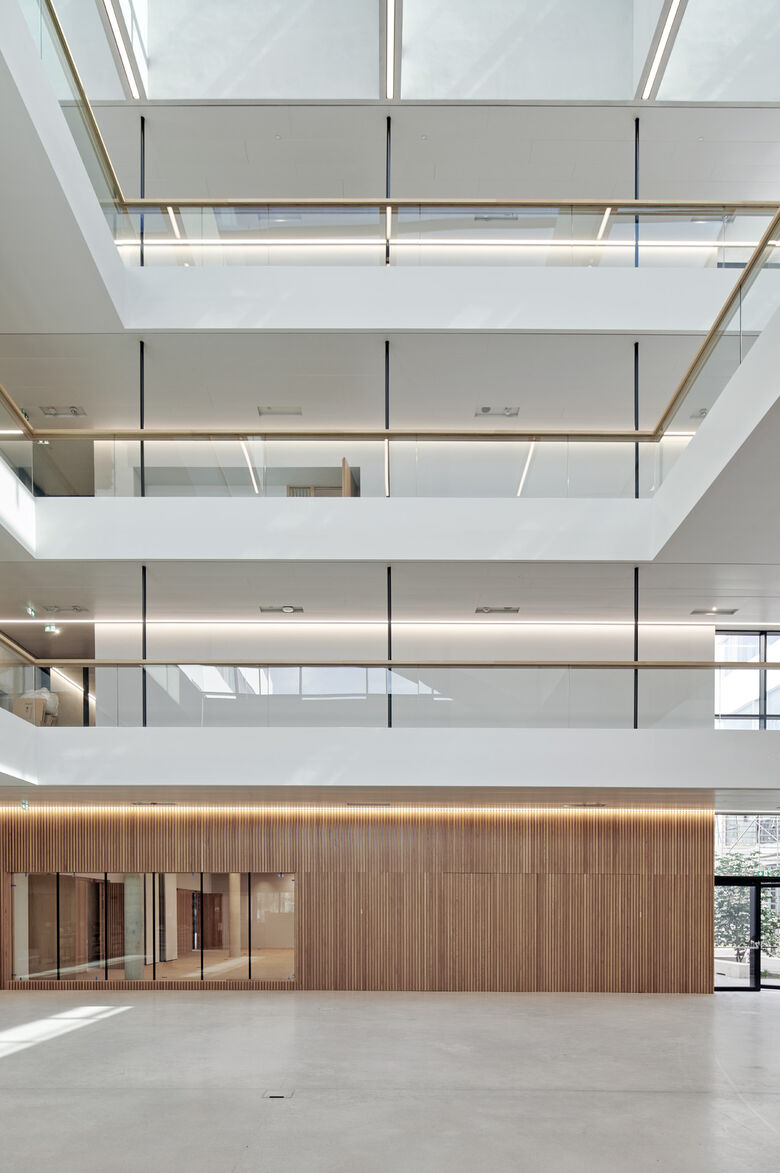 Elegant und zeitlos: Glasgeländer ohne senkrechte Steher und Pfeiler