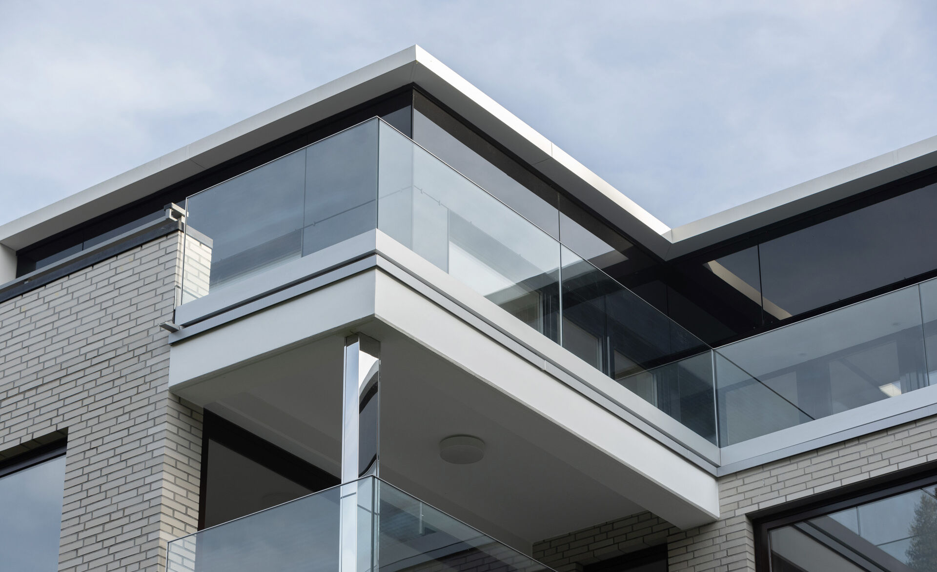 Elegante Absturzsicherung aus Glas: GM RAILING® UNI SOLO