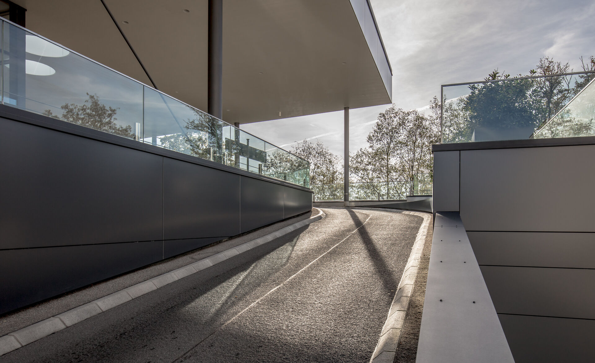 glasgelaender-gm railing double-ganzglasgelaender-firmengebaeude-bonn-werner neumann (19)