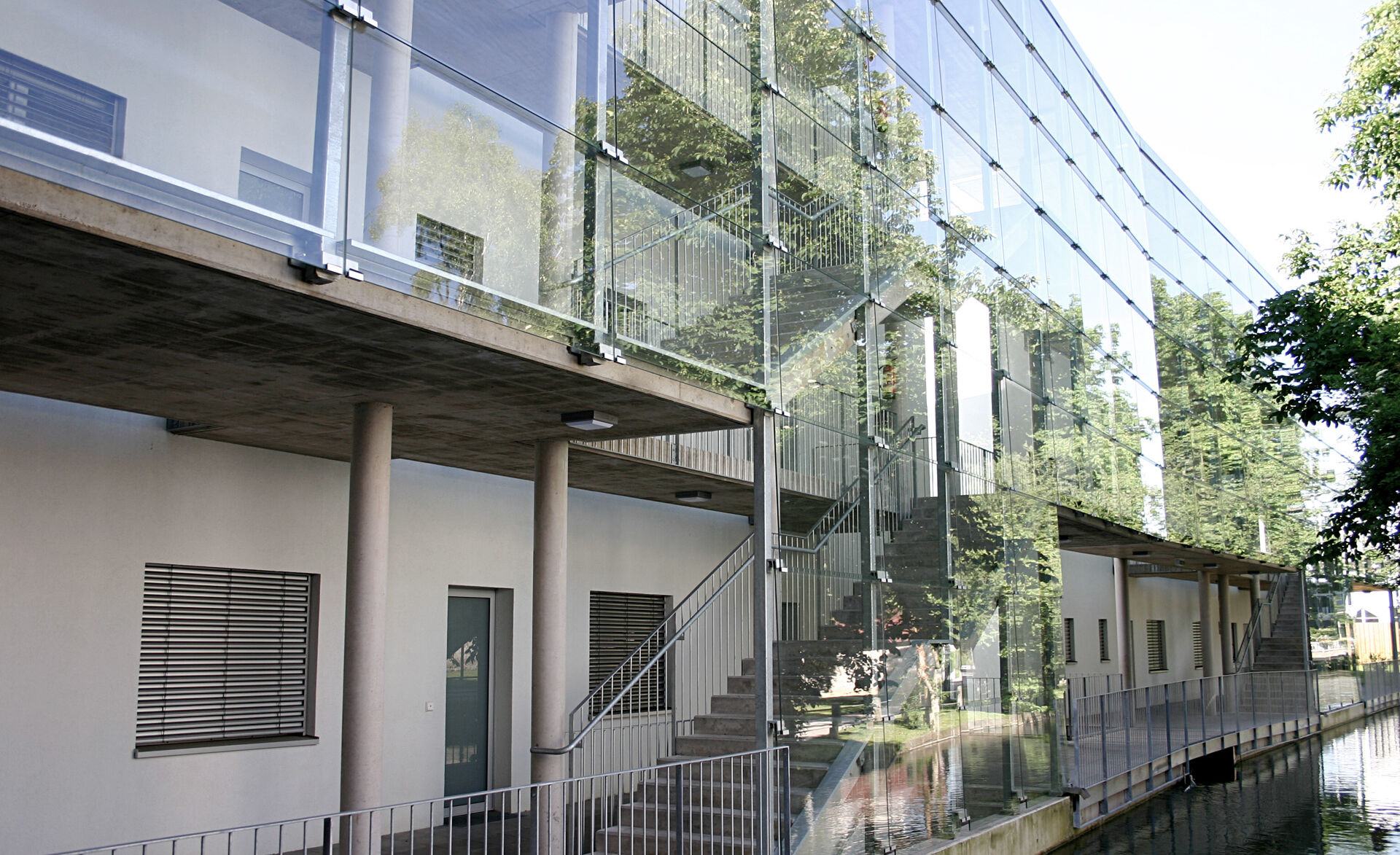 Fassade mit Glas Marte Schuppenhalter Fassade mit Glas Marte Schuppenhalter