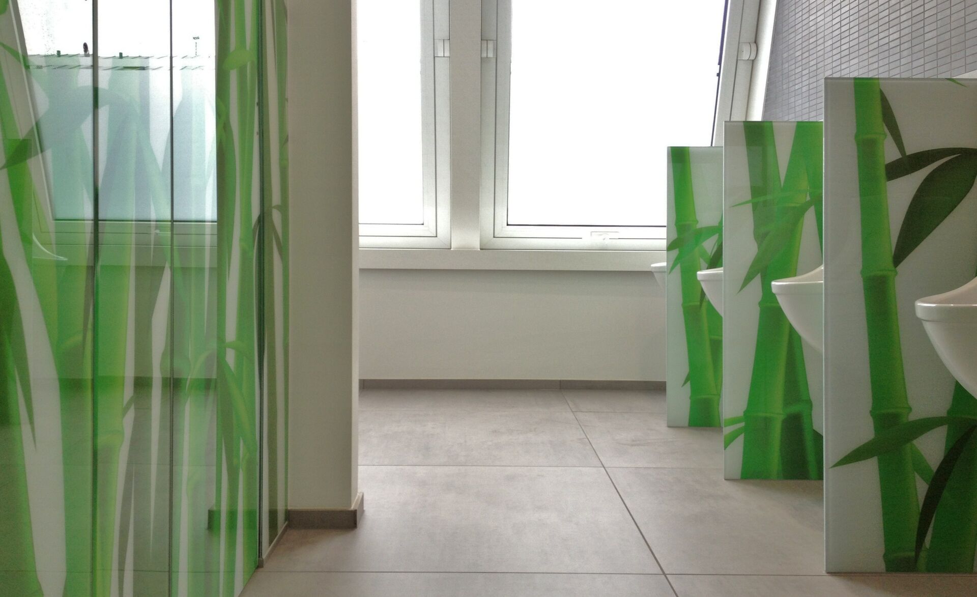 Glas Marte Urinalwände mit GM CABINMART® 