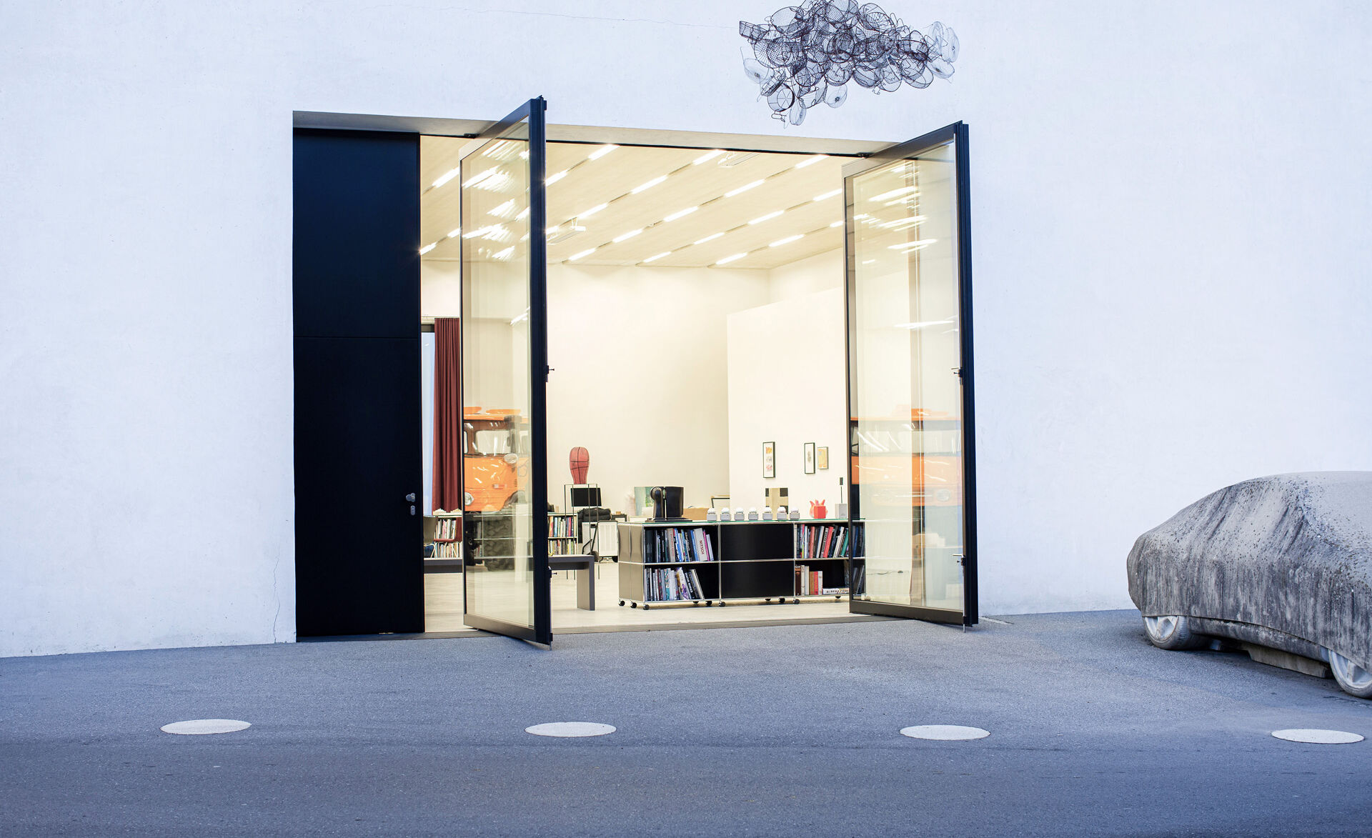 Großformatige Glastür aus UNIGLAS® TOP Isolierglas mit schwarzen Profilen und Abstandhaltern 