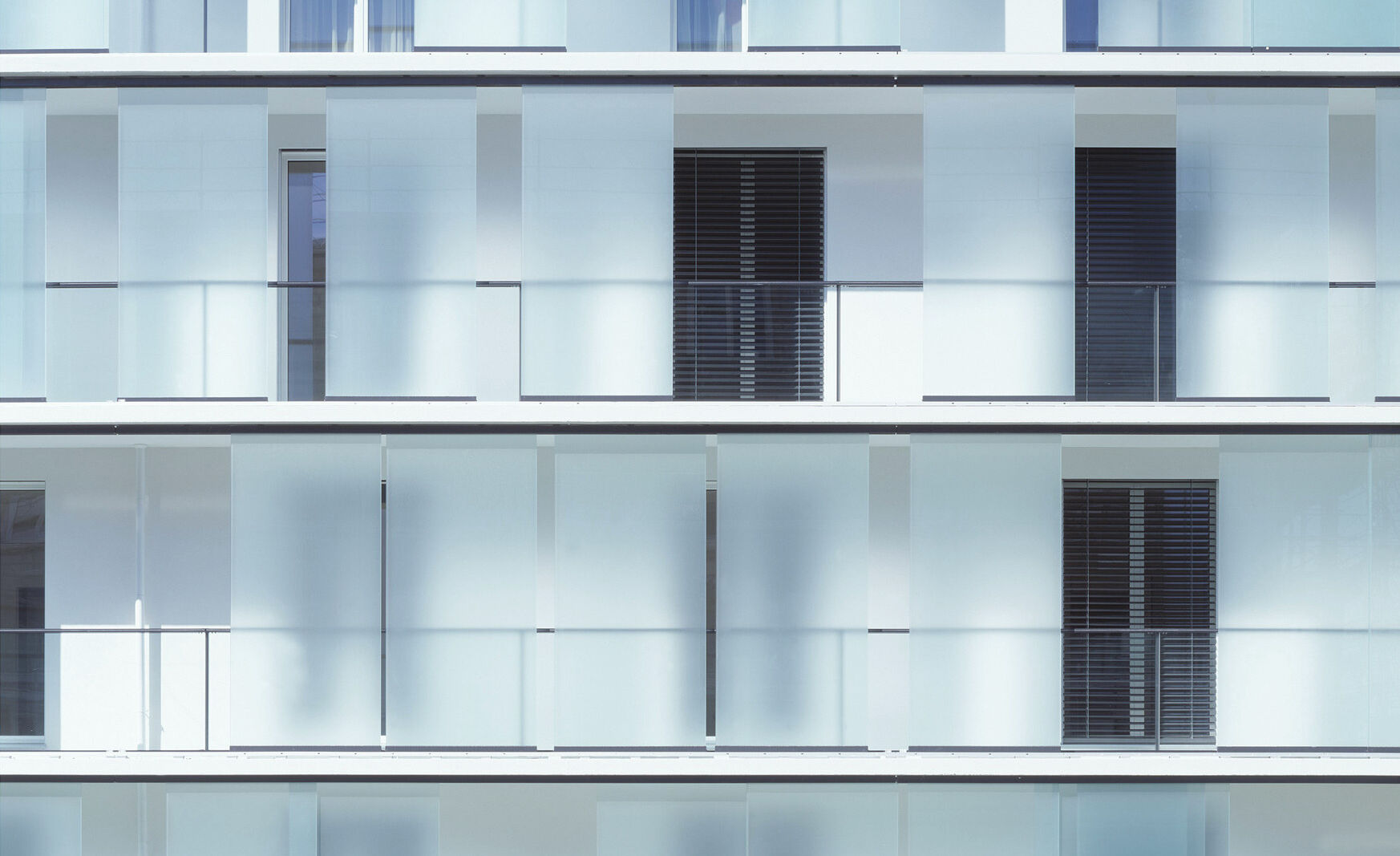 Schiebesystem GM LIGHTROLL® 10/12 prägt Hausfassade