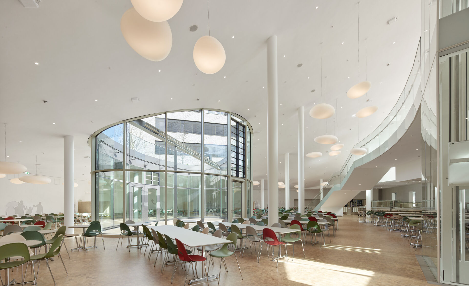 Mensa am Bildungscampus Heilbronn: Glasgeländer sichern Treppenbereich