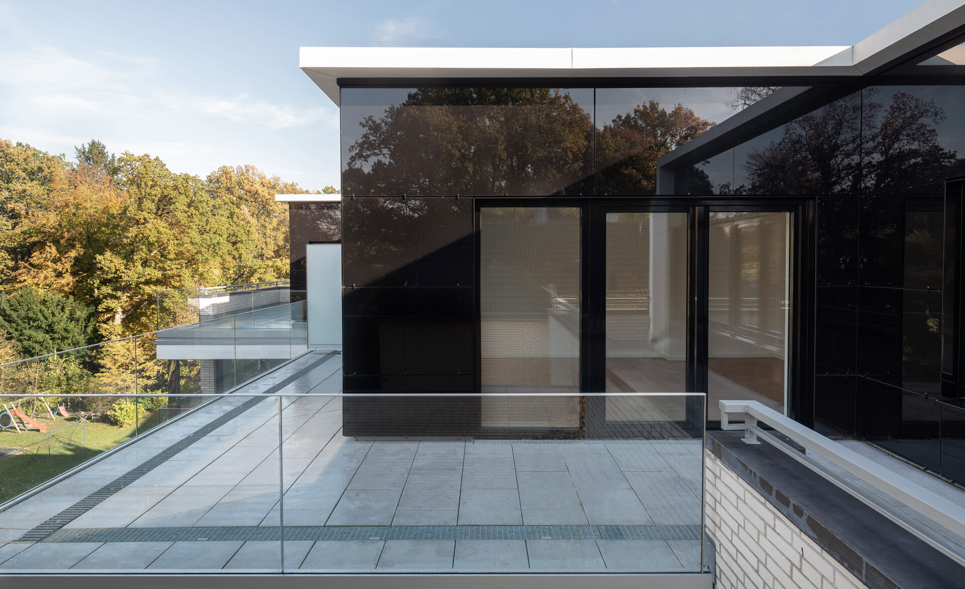 Renovierte Dachterrasse mit Glas Marte Glasgeländer in Hamburg-Wellingsbüttel 