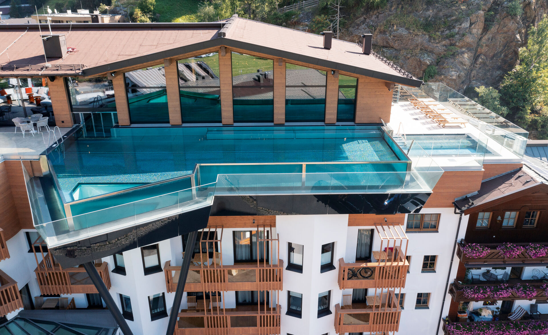 glasgelaender-gm railing uni-ganzglasgelaender poolverglasung-hotel-soelden-manuel paul(1)