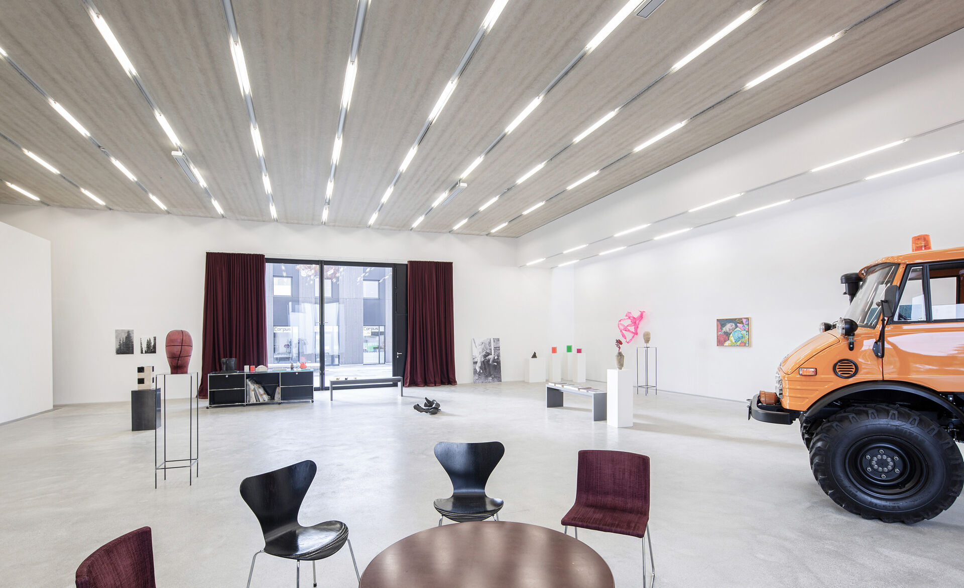 Galerie Hutz in Hard mit großformatiger Flügeltür von Glas Marte