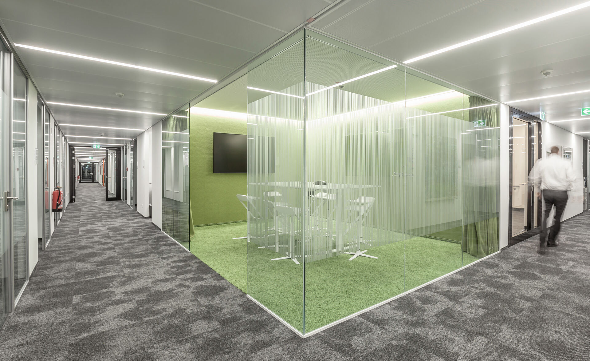 Raum-in-Raum-Konzept perfekt gelöst durch schlanke Trennwand-Profile von Glas Marte