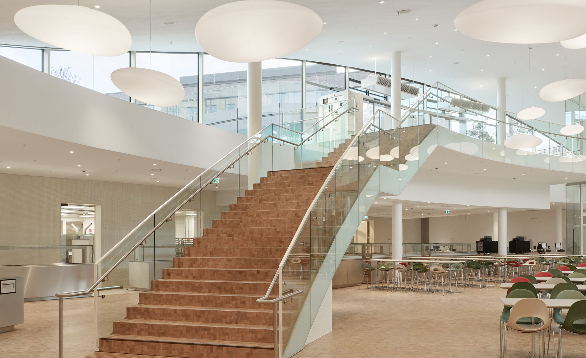 Treppe mit Glas Marte Glasgeländer in der Mensa am Bildungscampus Heilbronn