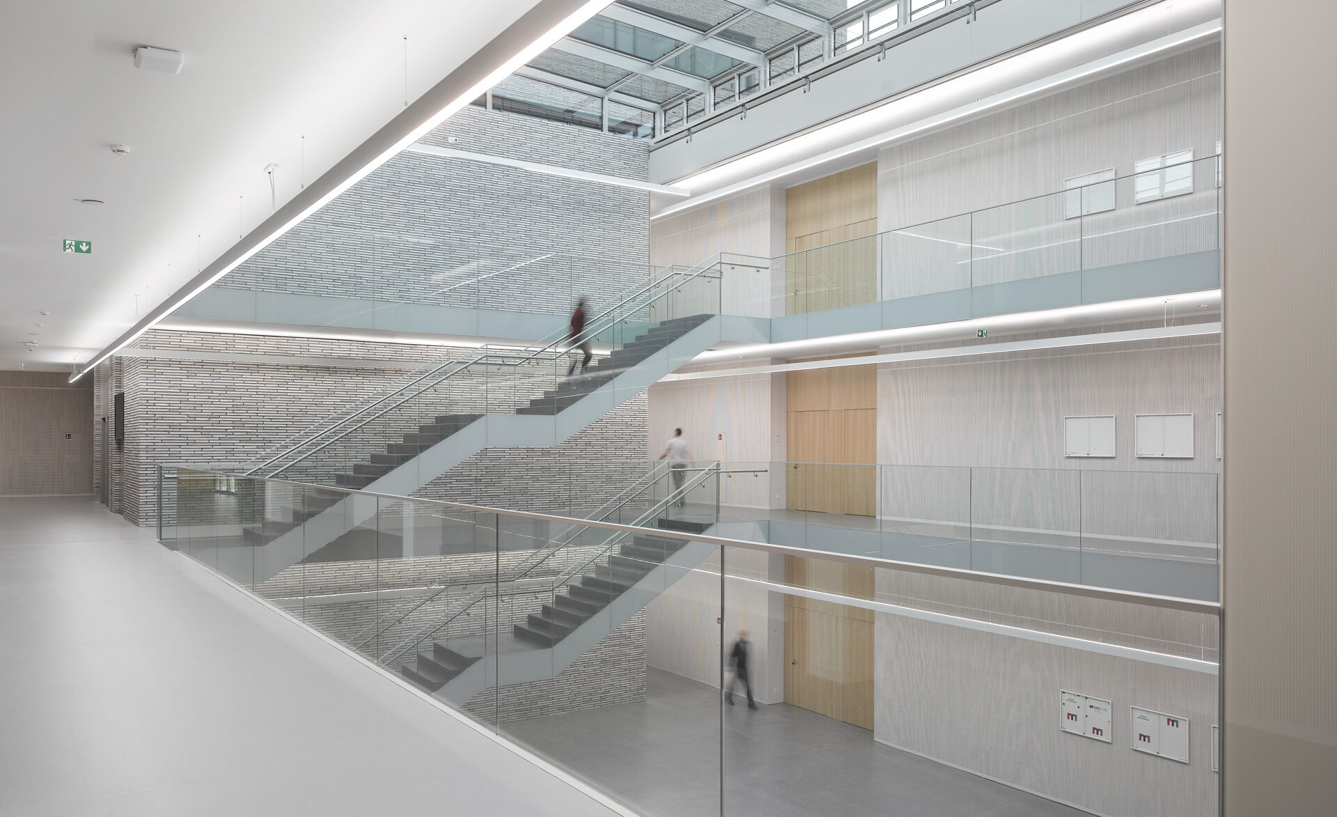 Bildungscampus Heilbronn: Atrien mit gläserner Absturzsicherung GM RAILING® PLAN