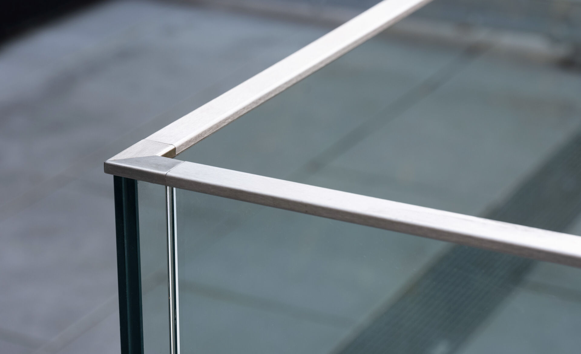 Glasgeländer GM RAILING® UNI SOLO mit Handlauf in Hamburg-Wellingsbüttel