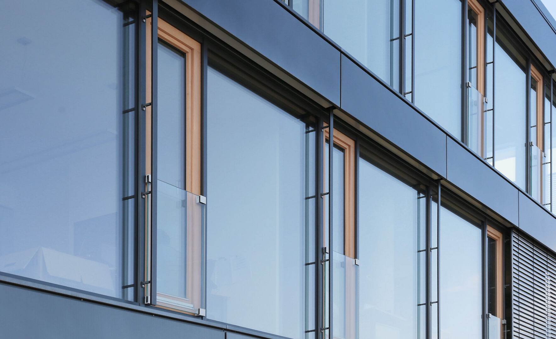 GM Windoorail frameless Gschäftsgebäude Wetter 