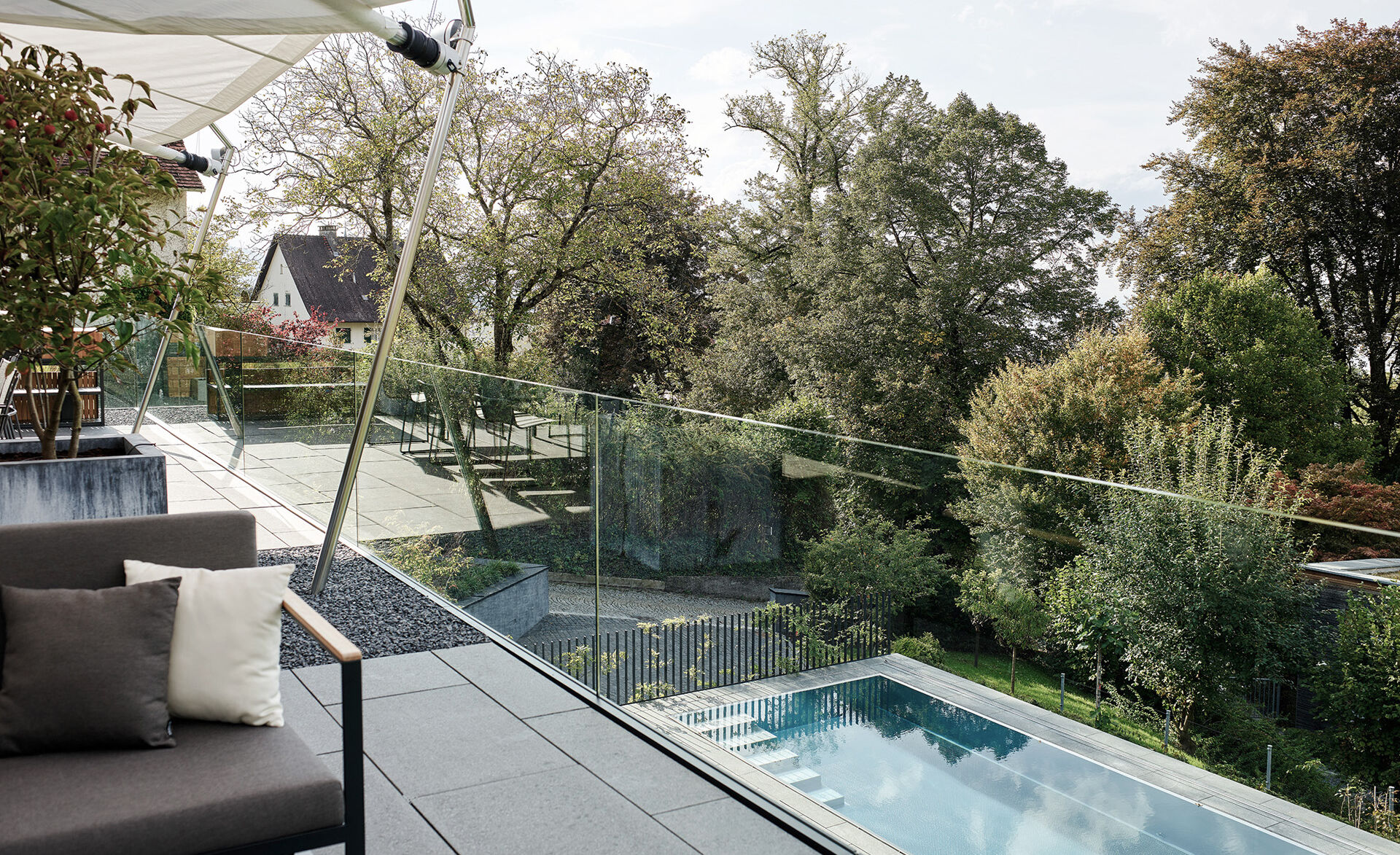 Balkon mit Glasgeländer
