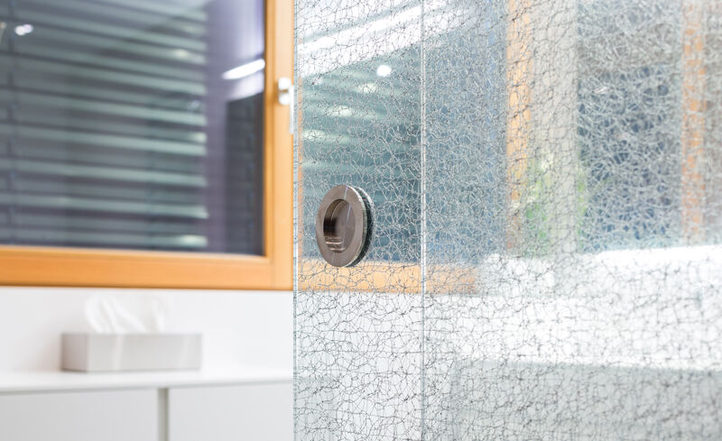 VSG mit einlaminierter Stickerei