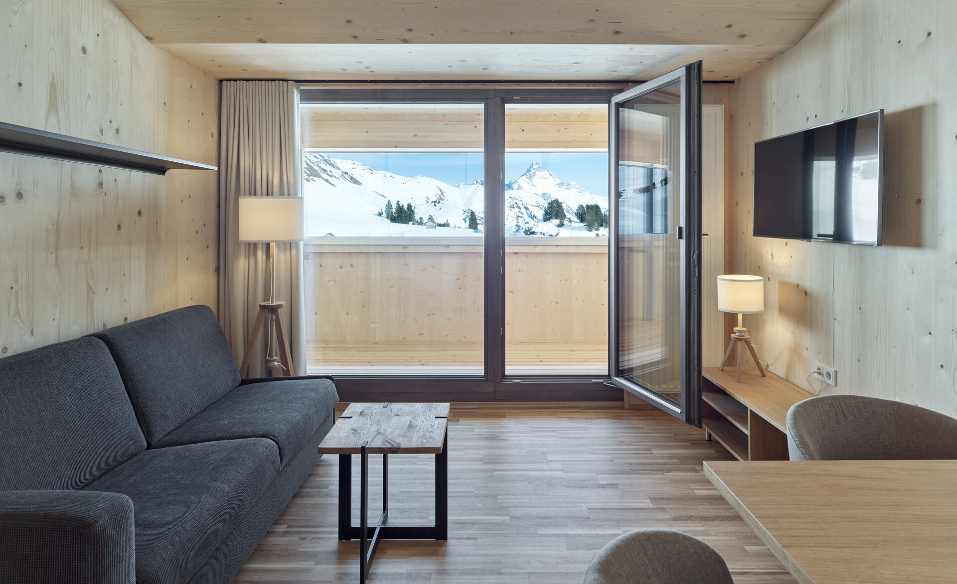 Mitarbeiterunterkunft Saloberkopfbahn aus Holz und Glas