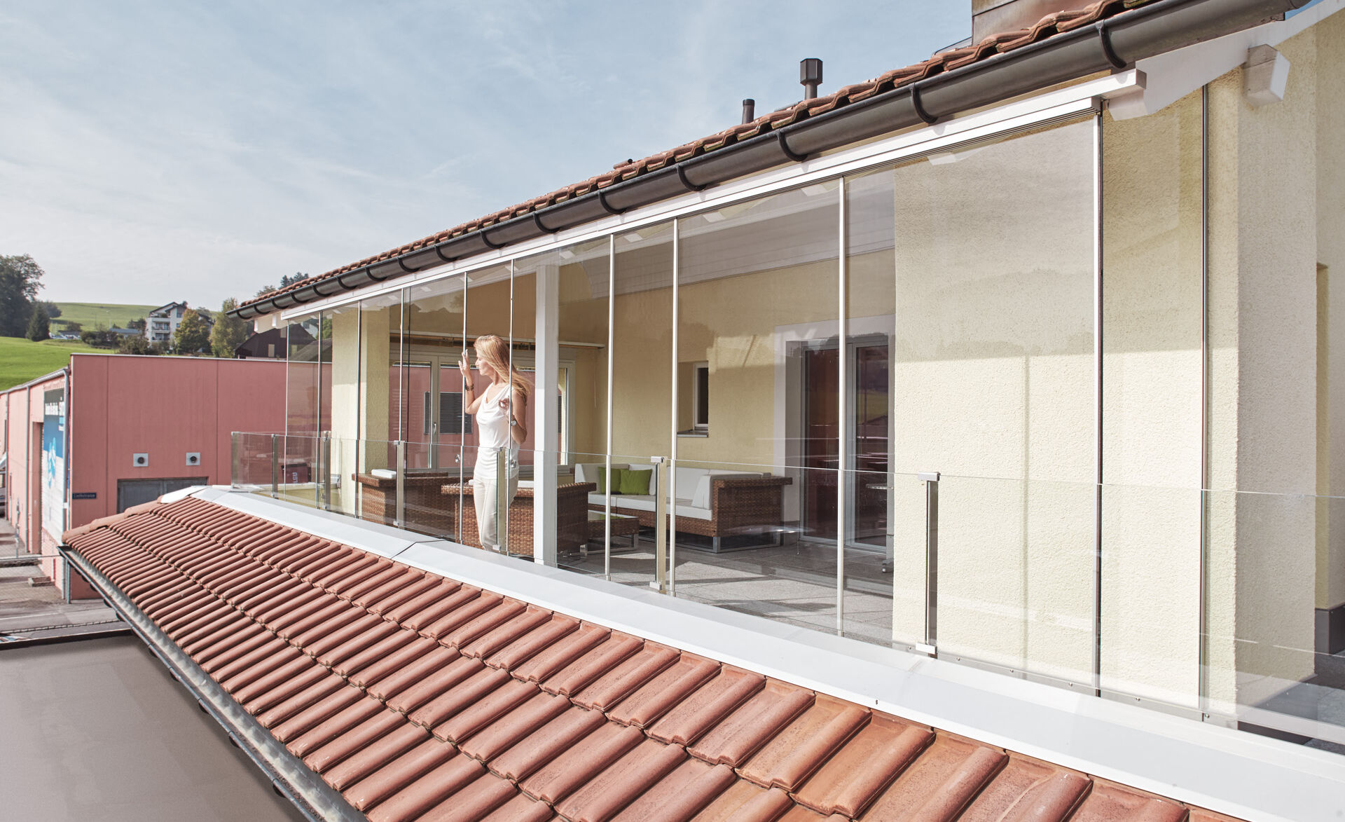 Balkon mit Glas-Schiebetüren